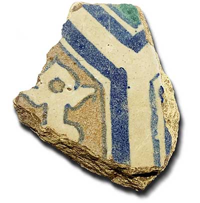 A fragment of London delftware tile, a type of tin-glazed pottery made in Britain from approximately the mid-16th century to the late 18th century. Photo credit: Tina Plevriti